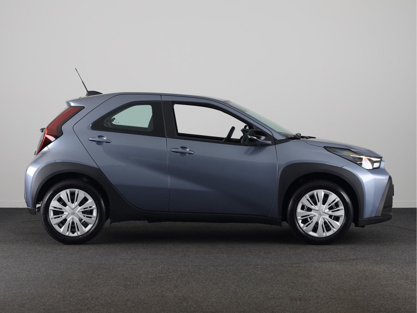 Toyota Aygo X Hybrid 115 play € 500,- inruilpremie!, Stof, Gebruikt, Euro 6, 4 stoelen