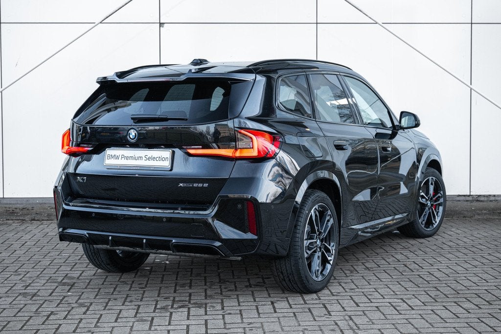 BMW X1 xDrive25e M Sport Automaat / Trekhaak / Sportstoelen, Auto's, LED verlichting, Euro 6, Met garantie (alle), Zwart