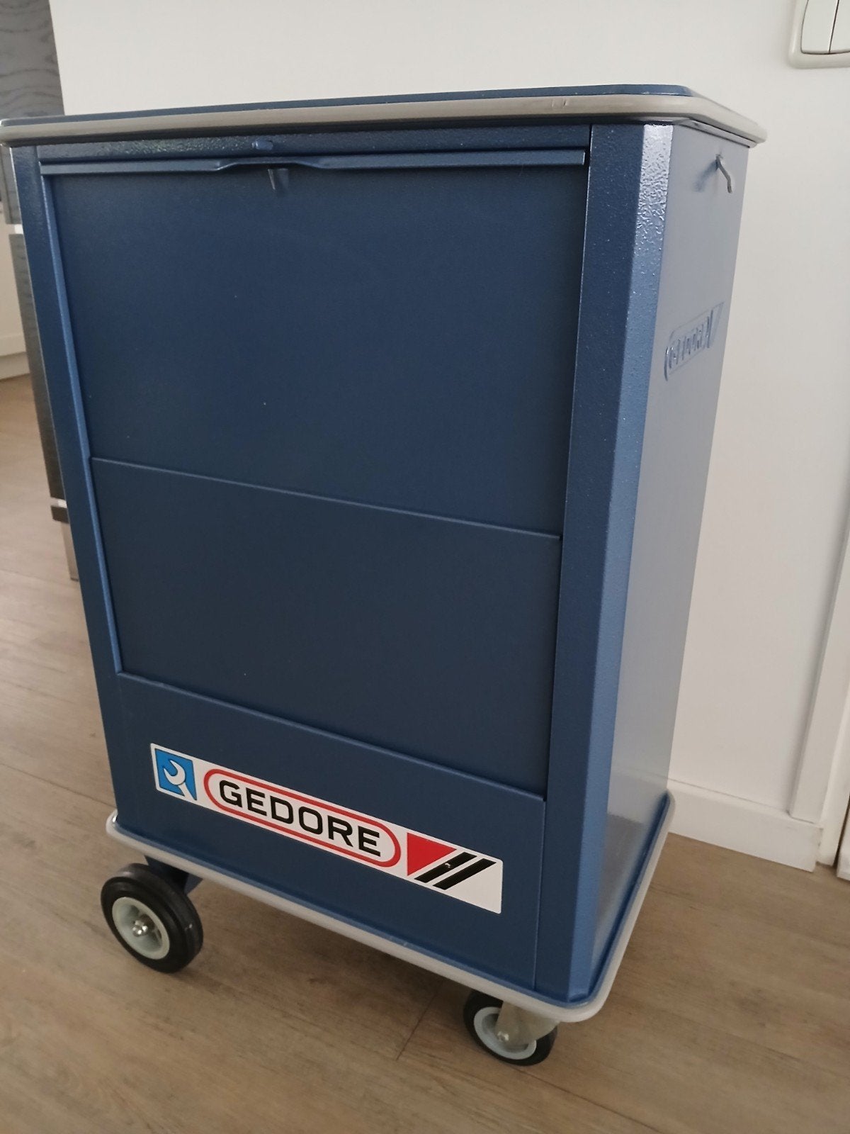 Gedore gereedschapwagen, Ophalen