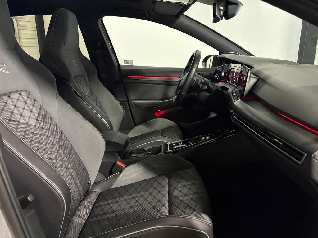 Volkswagen Golf 1.5 eTSI R-Line PANO HUD SFEER VOL', Auto's, Zwart, 4 cilinders, 150 pk, Automatische klimaatregeling