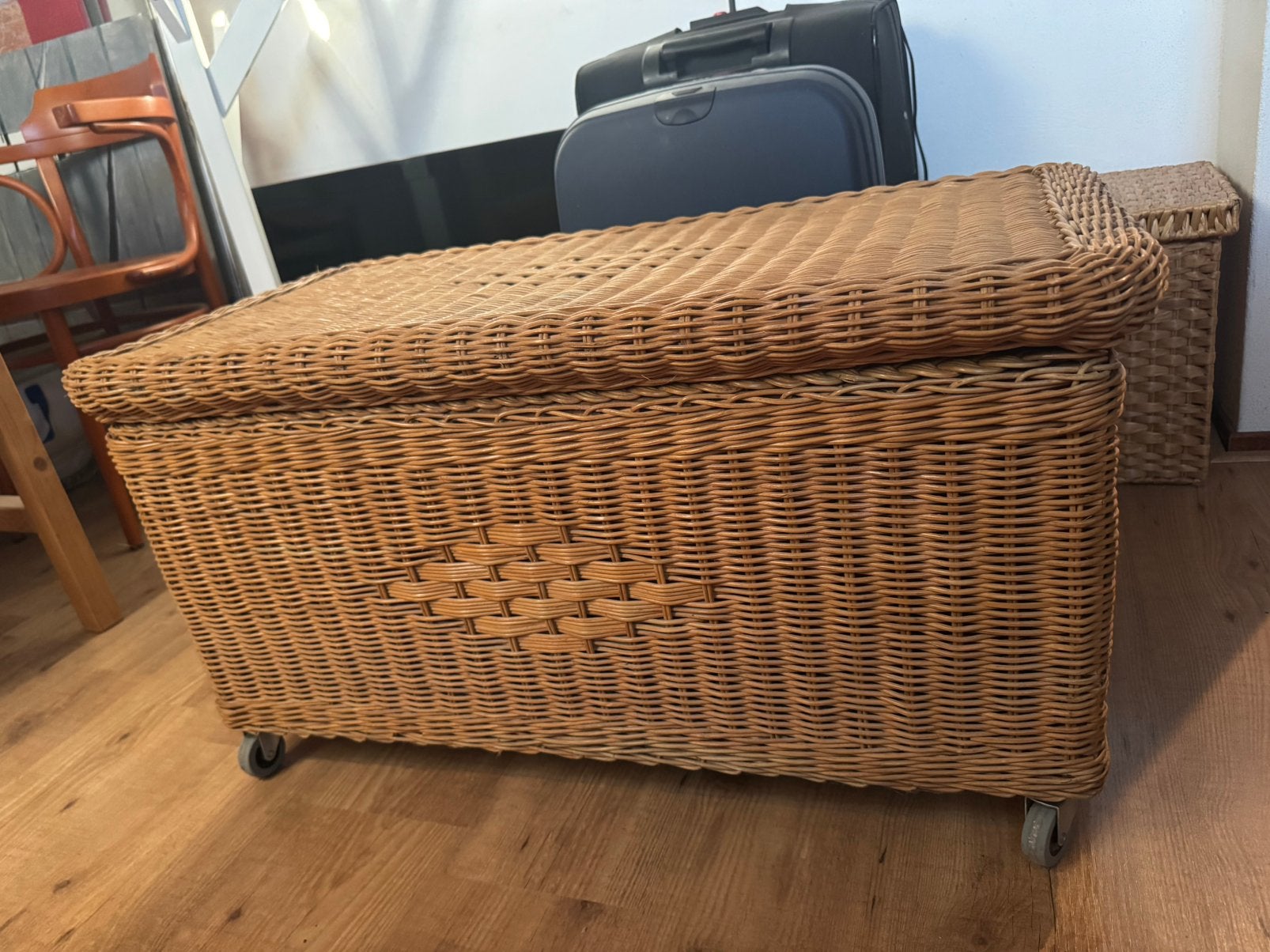 Mooie rieten kist met klep en wieltjes, Ophalen, Zo goed als nieuw, 50 tot 100 cm, Minder dan 50 cm