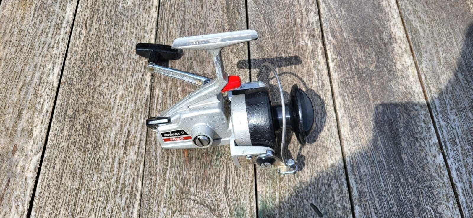 Vintage Daiwa 1050 vismolen - Ongebruikt en in topstaat, Ophalen of Verzenden, Gebruikt, Molen