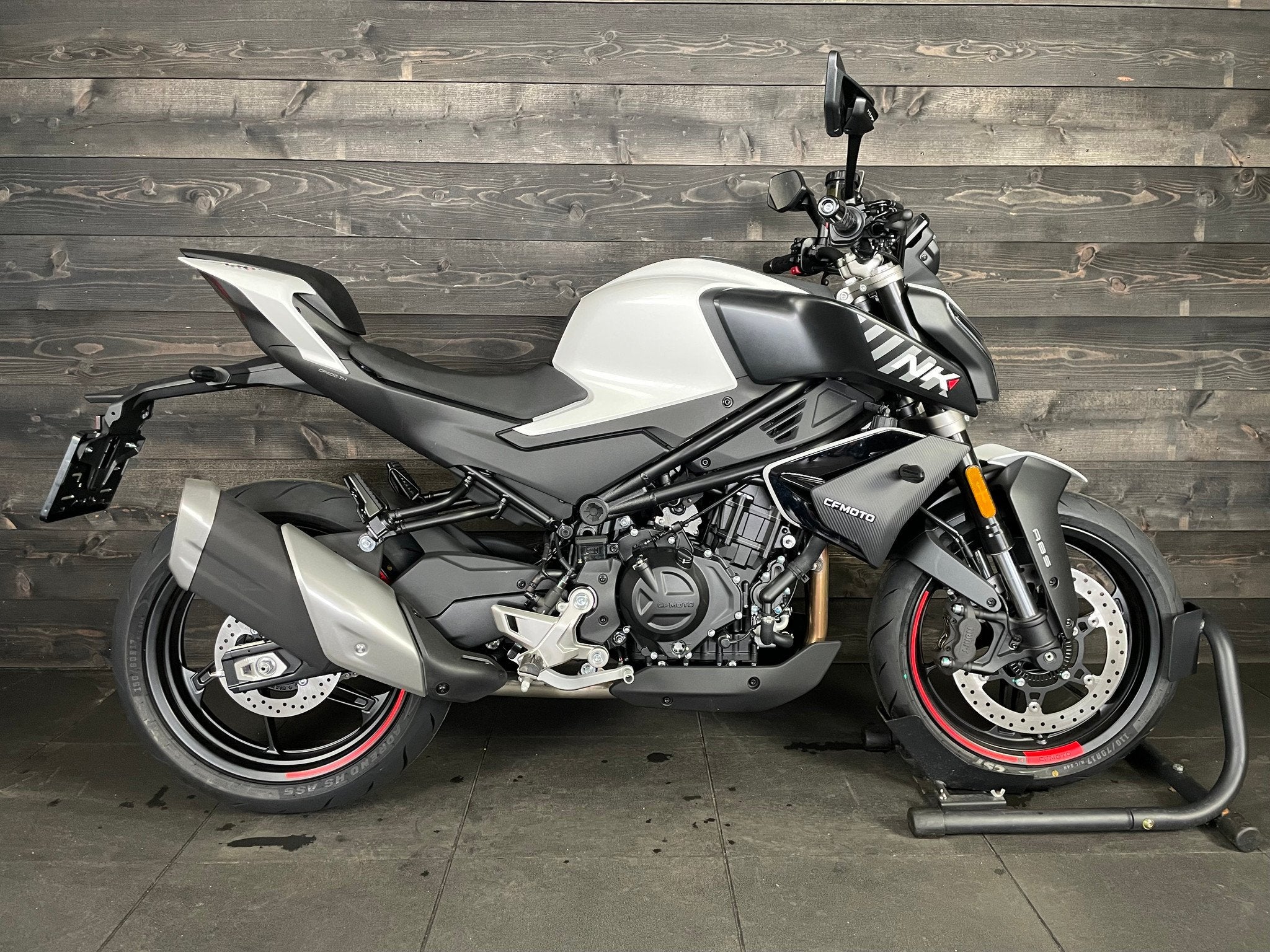 CFMOTO 450NK WHITE A2 GESCHIKT (bj 2026), Bedrijf, 449 cc, 12 t/m 35 kW, Naked bike