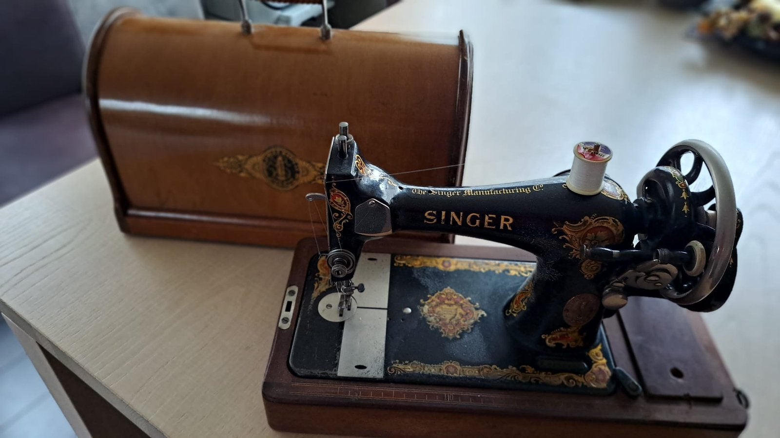 Antieke Singer handnaaimachine met originele houten kast, Ophalen