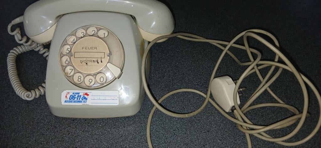 Oude telefoon met draaischijf., Ophalen, Met draaischijf