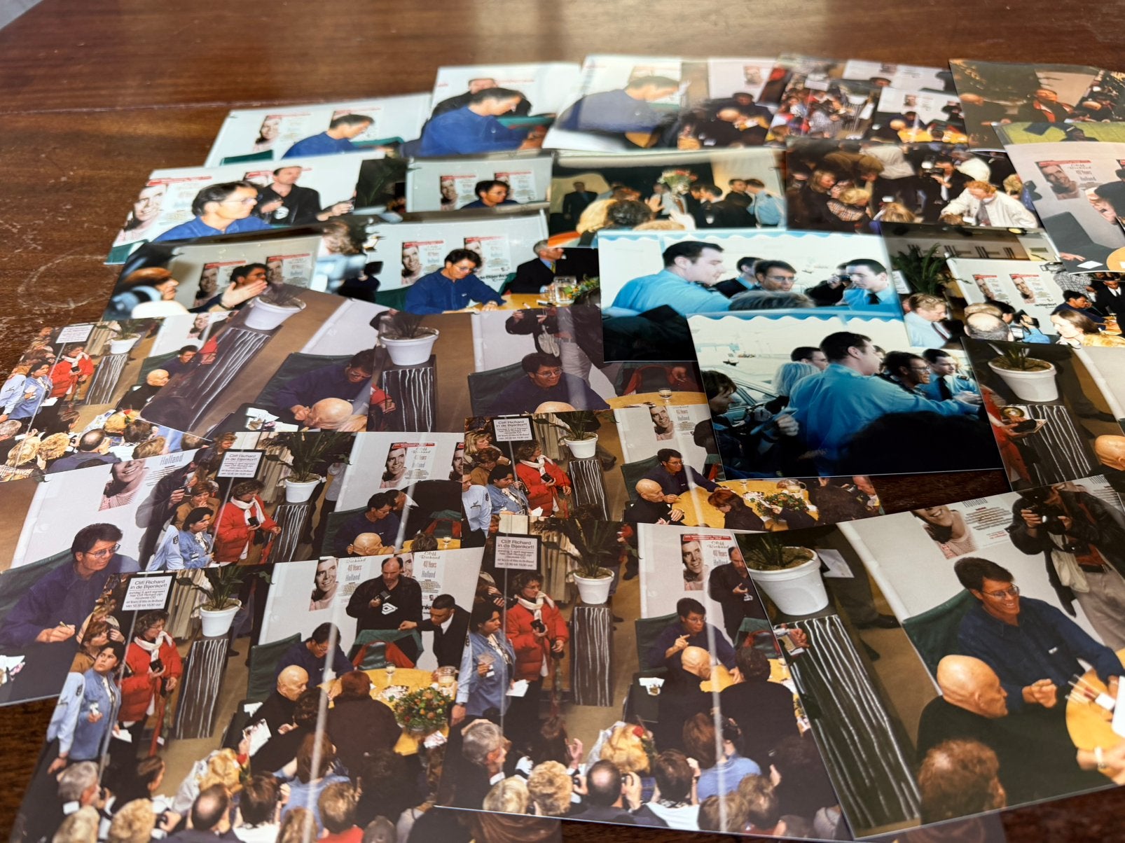 100 foto's Cliff Richard signeersessie Bijenkorf Amsterdam, Verzamelen, Gebruikt, 1980 tot heden, Foto, Ophalen of Verzenden