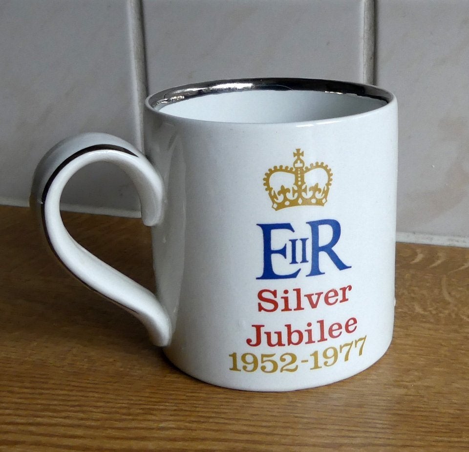 Queen Elizabeth II silver jubilee beker Burleigh Staffordshi, Ophalen of Verzenden, Gebruikt, Buitenland, Servies
