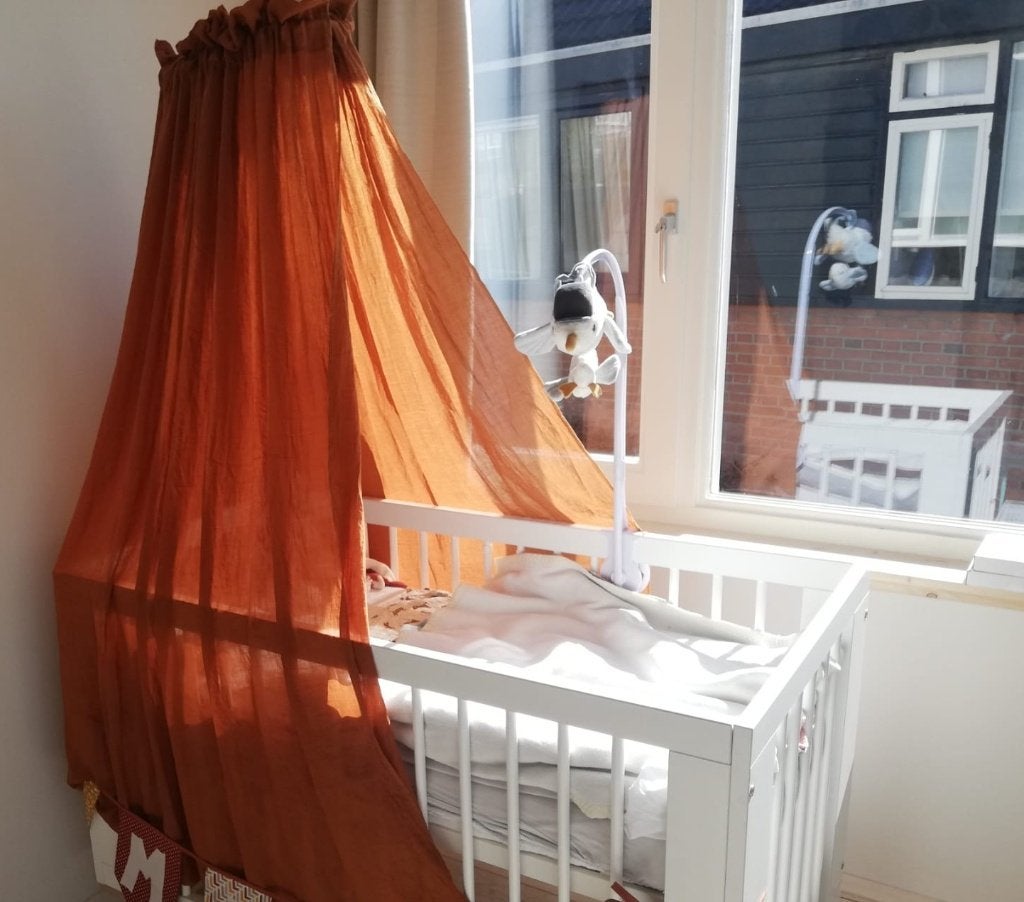 Wit wiegje, ledikant met houten poten, matras en accessoires, Ophalen, Gebruikt, Ledikant