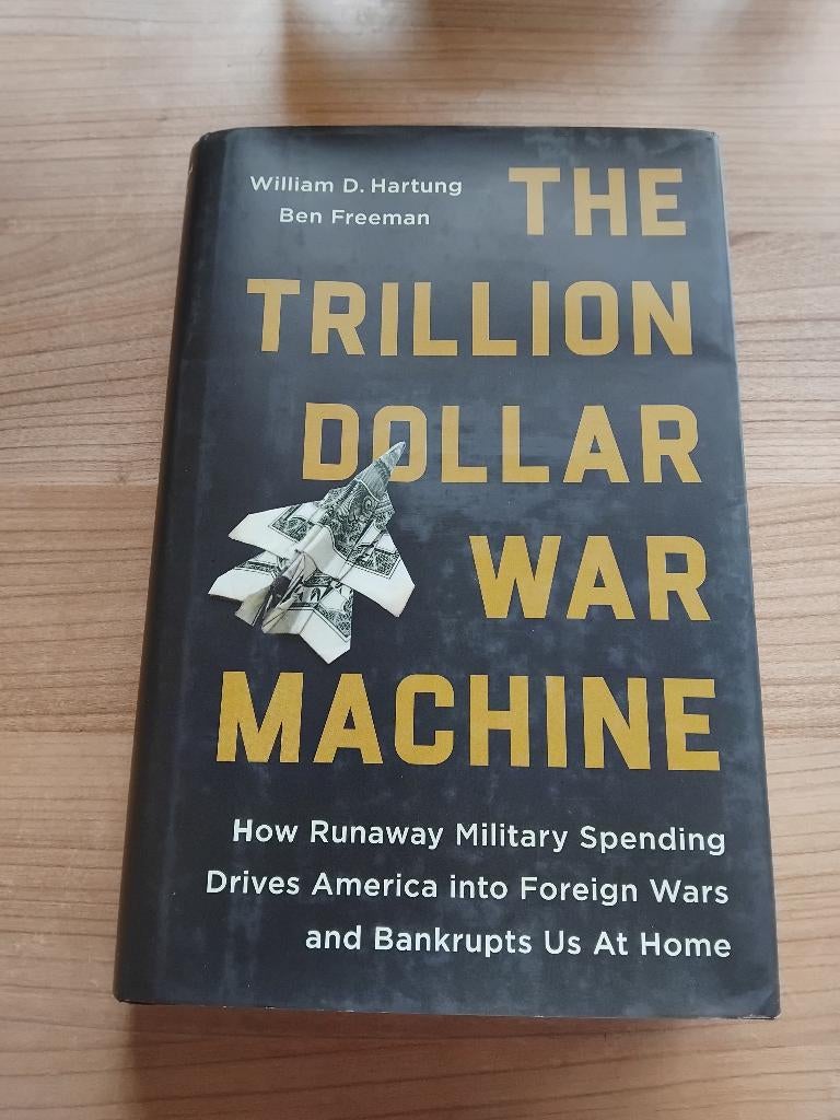 Boek - Trillion dollar war machine - Hartung / Freeman, Gelezen, Diverse auteurs, Ophalen of Verzenden, Algemeen