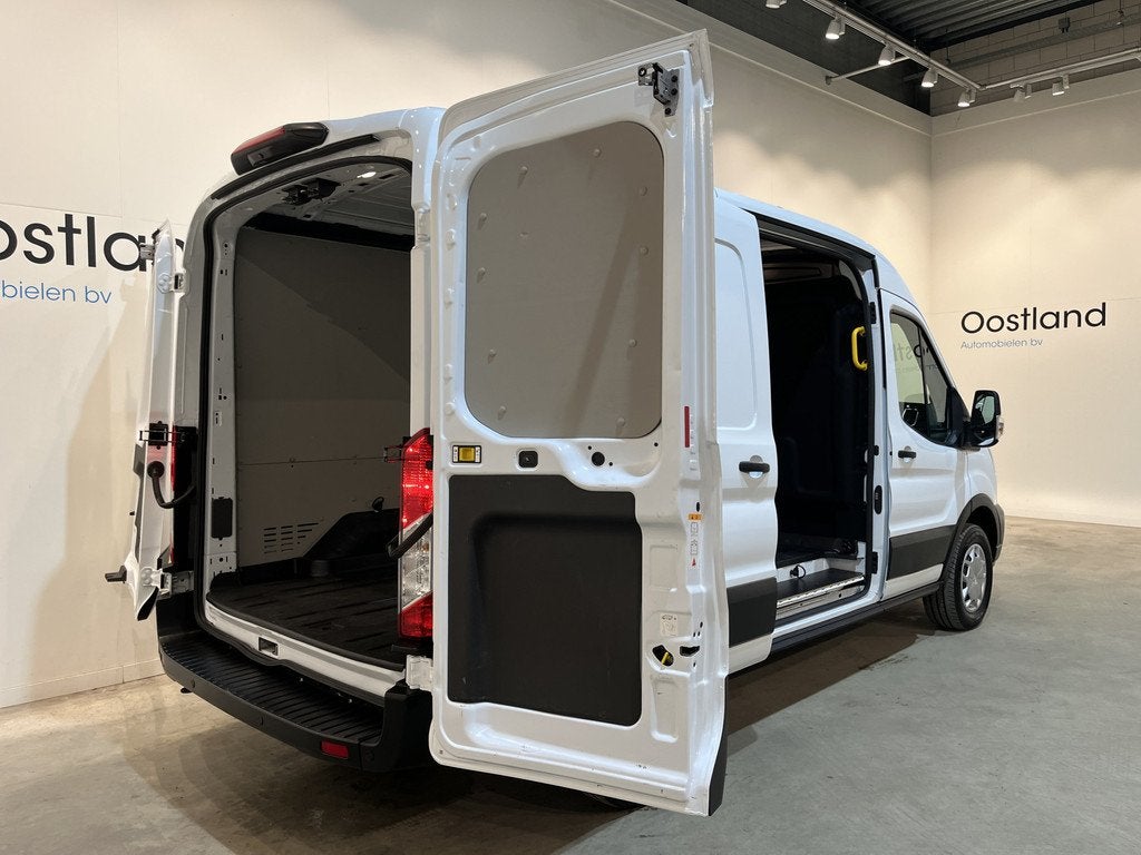 Ford E-Transit 390 (3500 kg) L2H2 Trend 68 kWh / 100% Elektr, Auto's, Bestelauto's, Automaat, Gebruikt, Zwart, Met garantie (alle)