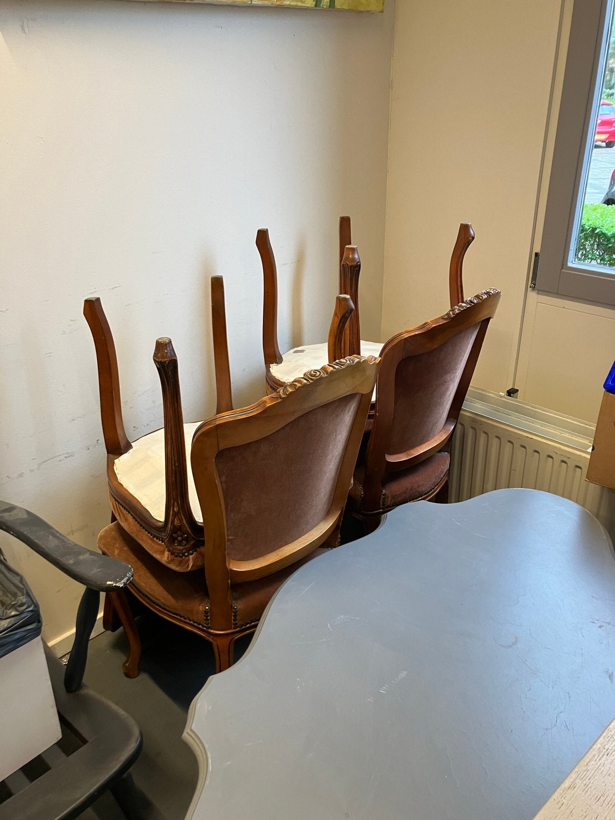 Diverse meubels: stoelen en tafels, bank, Ophalen