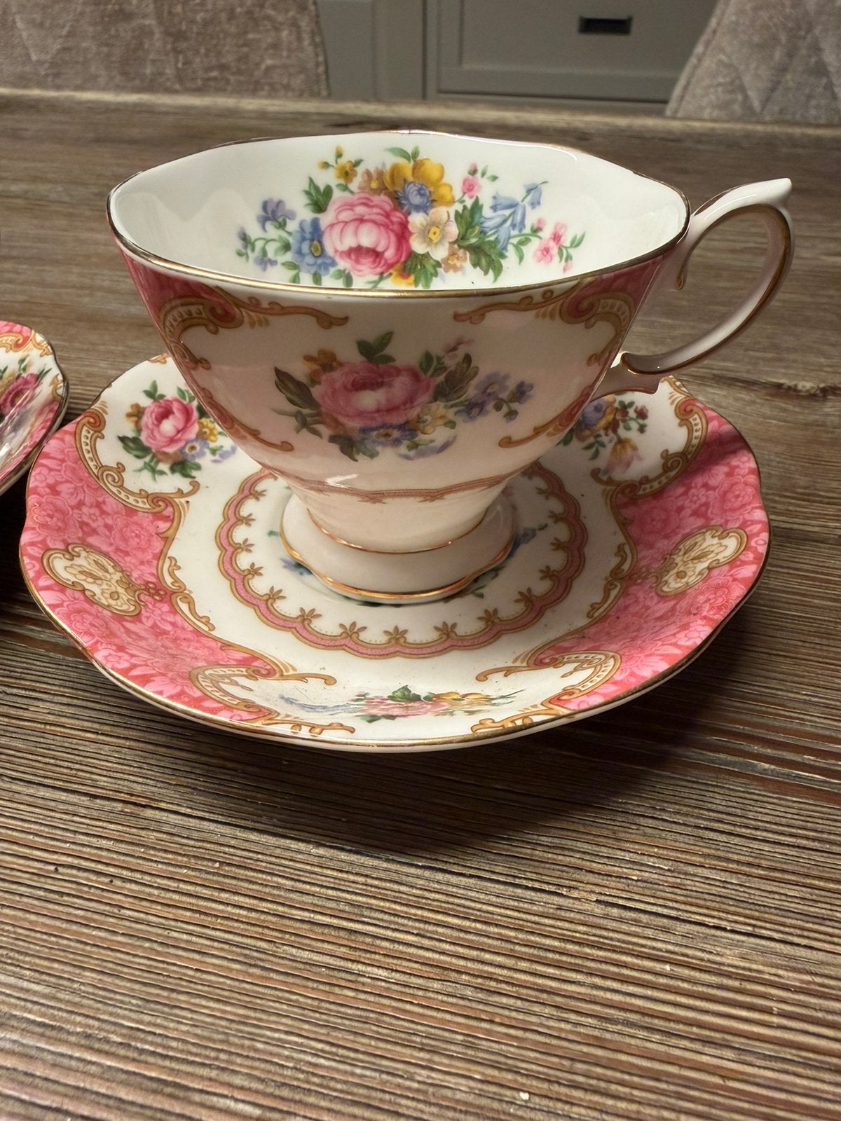 2x Royal Albert Lady Carlyle kop &schotel Bone China England, Antiek en Kunst, Antiek | Servies los, Ophalen of Verzenden