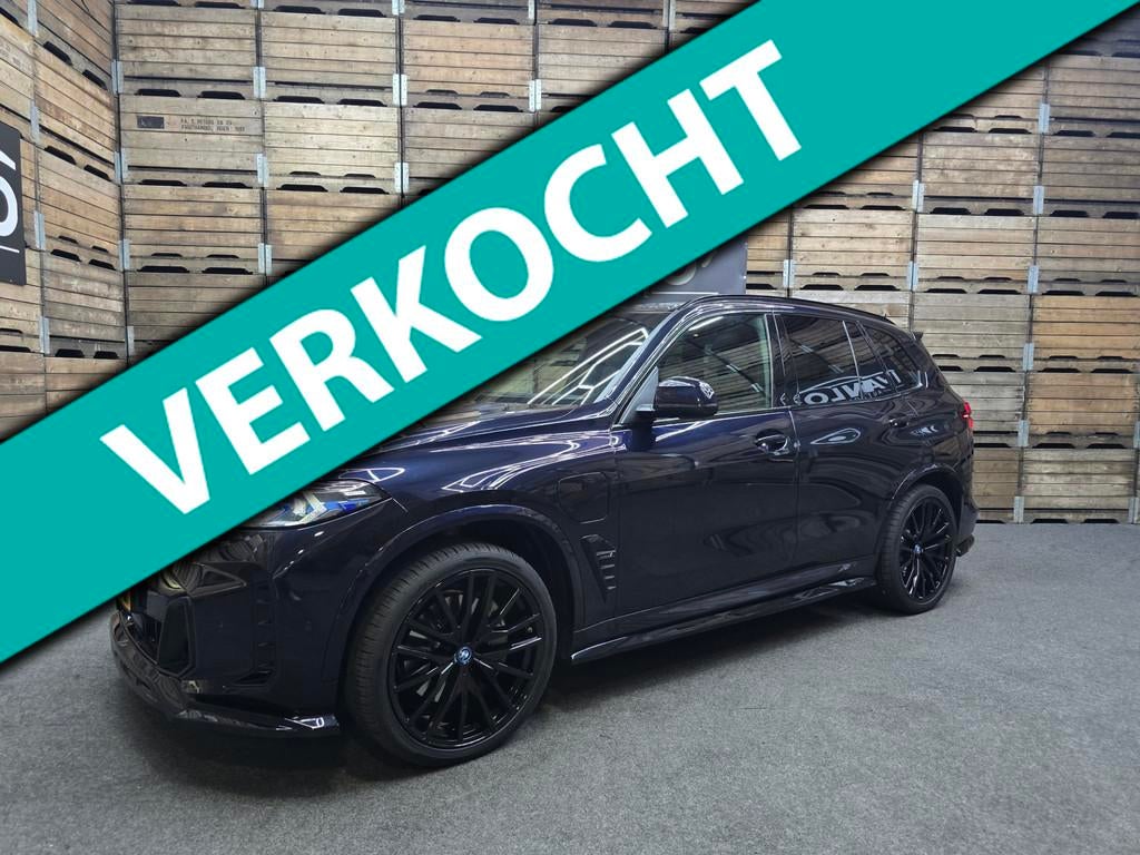 BMW X5 XDrive50e M Sport MAXTON Sky Lounge Pano Luchtvering, Gebruikt, 2395 kg, Verwarming stoelen achter, Zwart