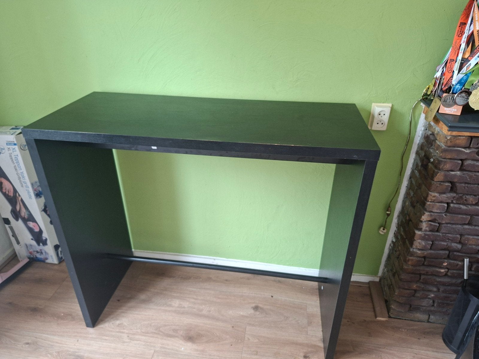 Strakke zwarte bar inclusief barkrukken, Ophalen of Verzenden, Gebruikt, Inclusief barstoelen
