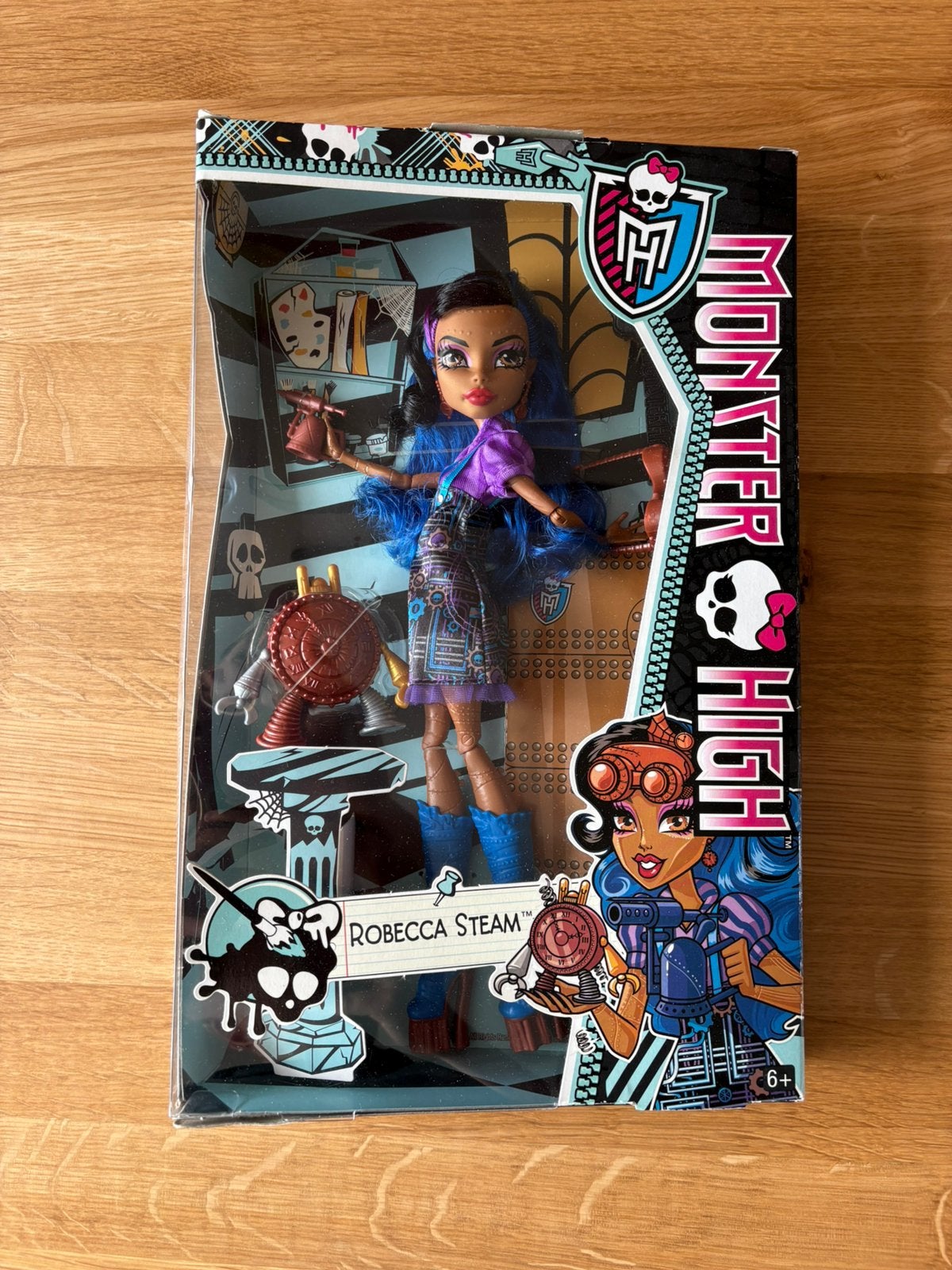 Monster High Robecca Steam Art Class G1 nieuw in doos nrfb, Verzamelen, Poppen, Ophalen of Verzenden, Zo goed als nieuw, Fashion Doll