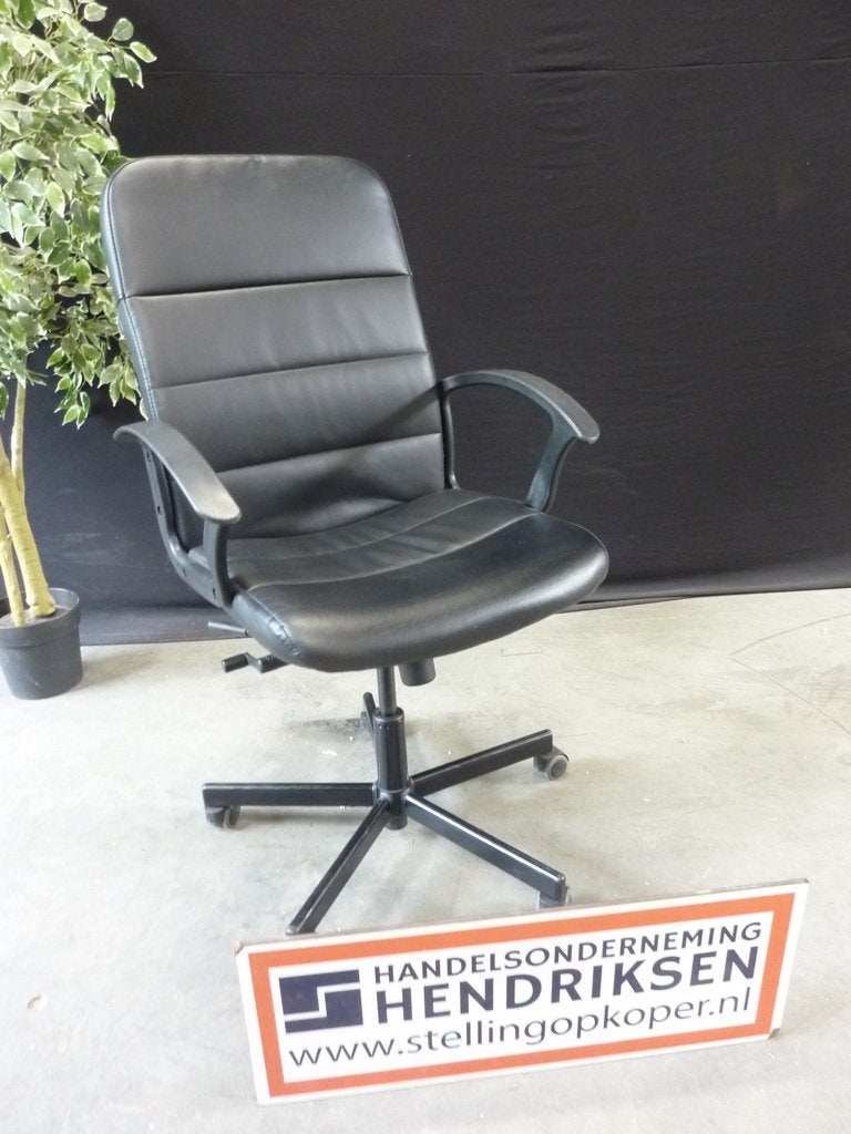 ZGAN bureaustoel Ikea Torkel, zwart kunstleder bekleding, Ophalen, Zo goed als nieuw, Munstermanstraat 6 - Hal 3 - Silvolde, Bureaustoel
