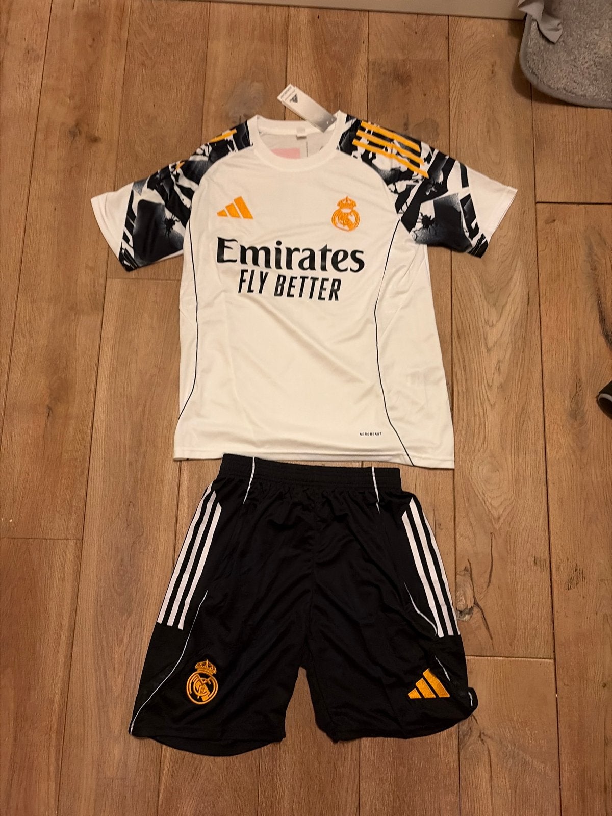 Real Madrid Thuisshirt en Broekje Set - Nieuw, Maat S, Ophalen of Verzenden, Nieuw
