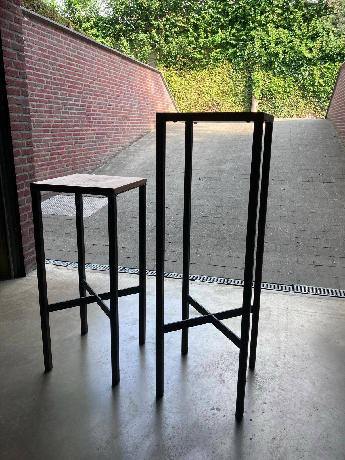 Set van 2 houten bijzettafels/plantenstandaards, Ophalen, Zo goed als nieuw