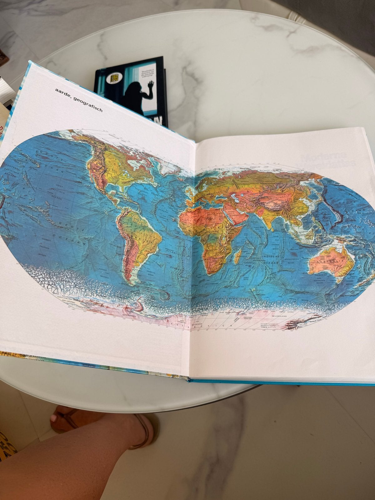Moderne Wereldatlas - Uitgebreide Editie, Boeken, Gelezen, Overige atlassen, Ophalen of Verzenden, 1800 tot 2000