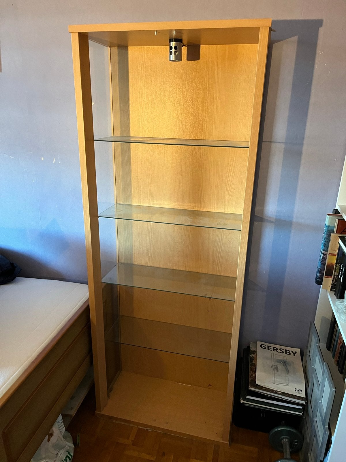 Houten vitrinekast met glazen planken en verlichting, Ophalen, Met plank(en), Minder dan 50 cm, Gebruikt