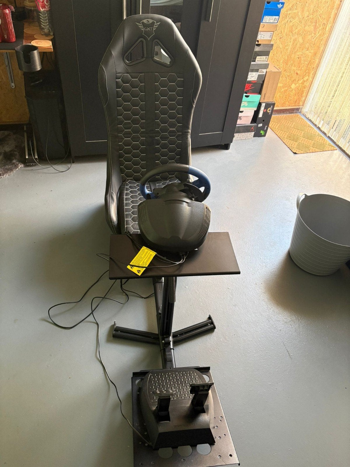 Nette racestoel met Thrustmaster stuur en pedalen, Spelcomputers en Games, Ophalen, Overige merken, Zo goed als nieuw