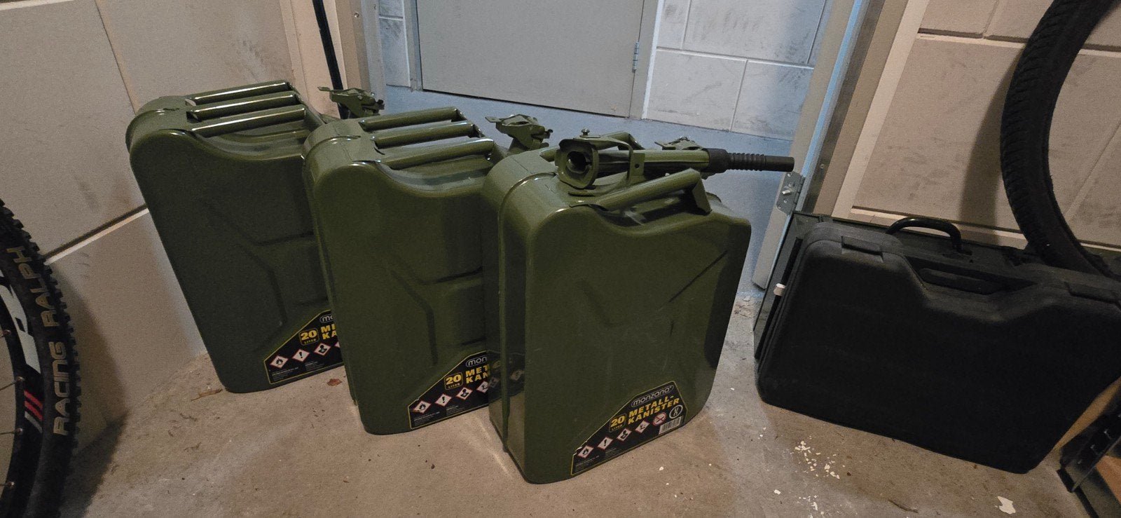 3x Zo goed als nieuwe metalen jerrycans met schenktuit, Ophalen, Zo goed als nieuw