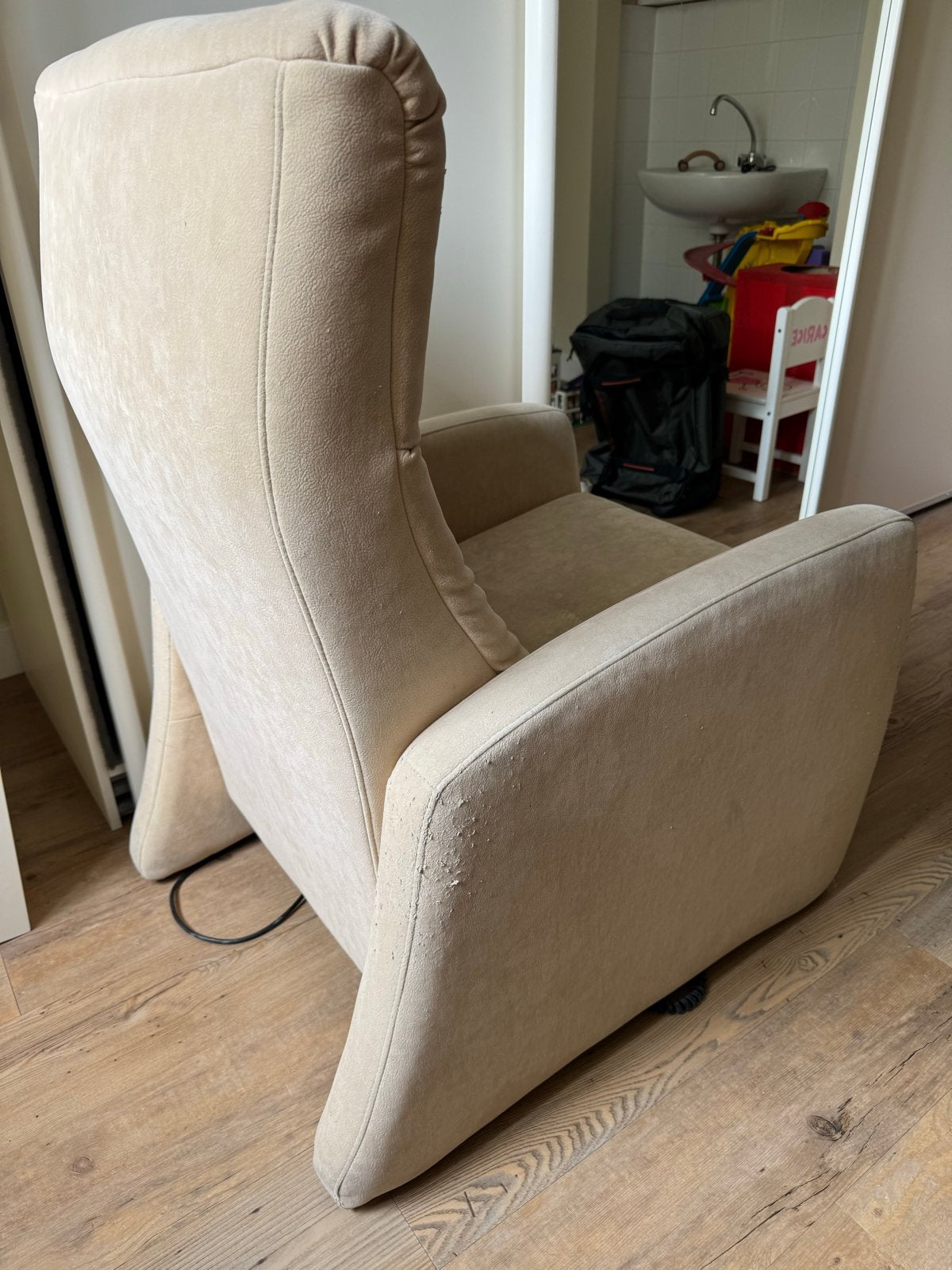 Comfortabele beige relaxfauteuil met elektrische bediening, Ophalen, Gebruikt, Stof, 75 tot 100 cm