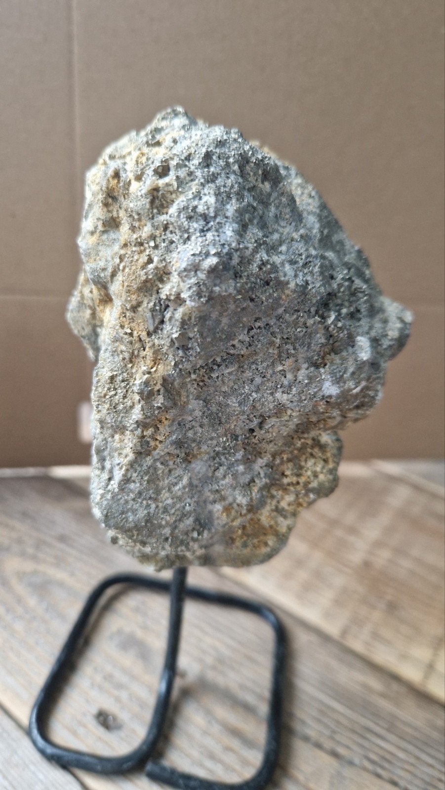 Prachtige Ruwe Steen / Mineraal op Metalen Standaard – 974 g, Ophalen of Verzenden