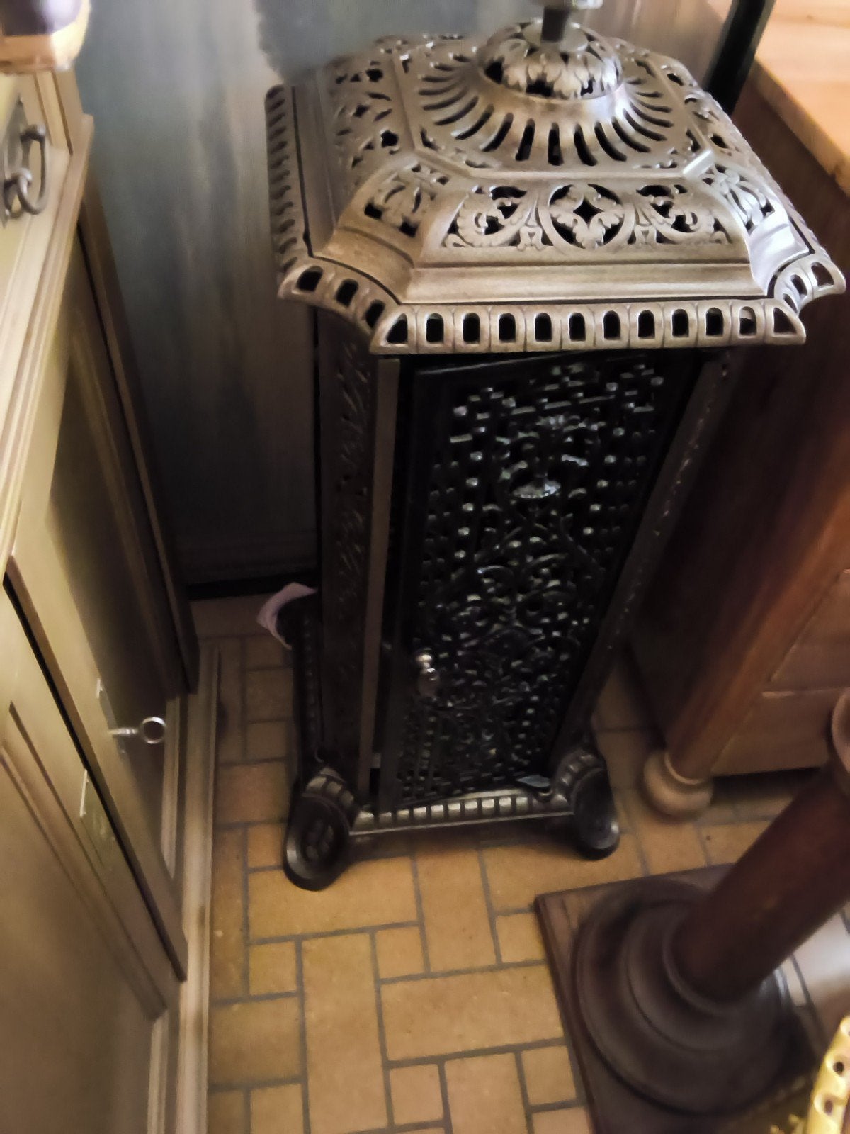 Antieke gietijzeren kachel - Decoratieve potkachel, Huis en Inrichting, Ophalen, Potkachel, Gebruikt, Vrijstaand