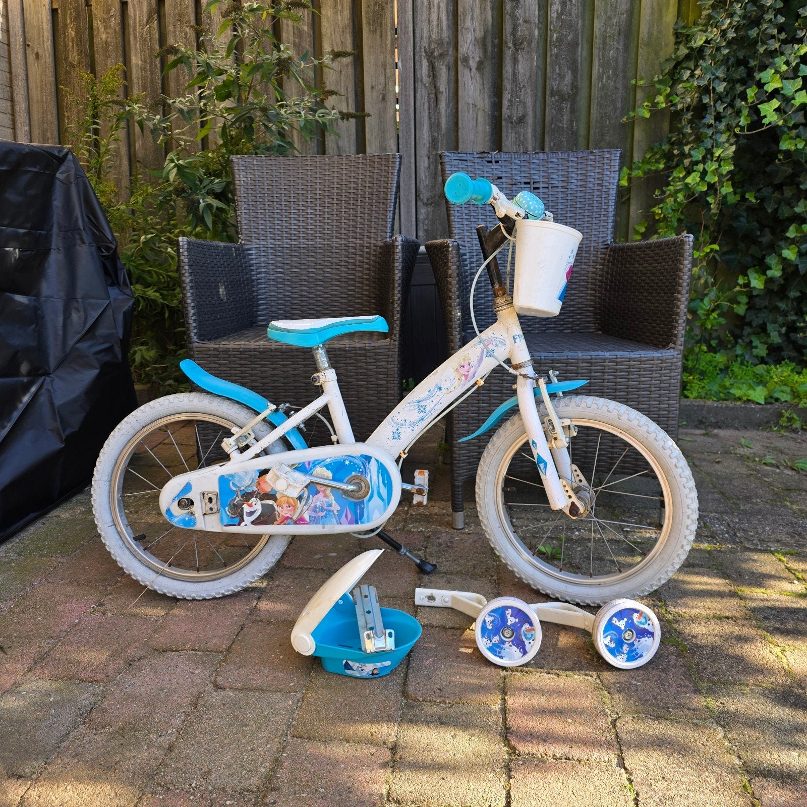 Kinderfiets en twee tuinstoelen gratis af te halen