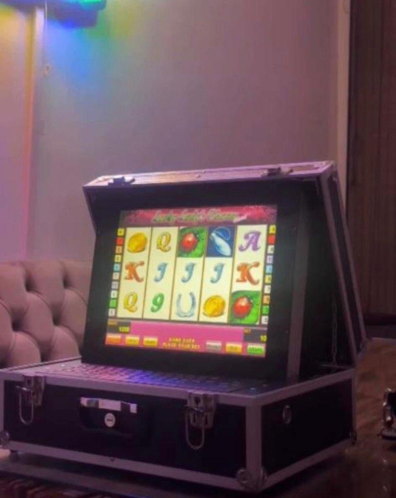 Gokautomaat in een koffer, Verzamelen, Automaten | Gokkasten en Fruitautomaten, Zo goed als nieuw, Overige munten, Met sleutels