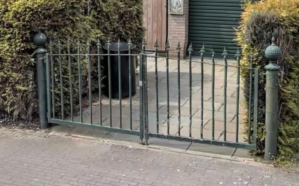 Robuust ijzeren (sier) poort met palen, Tuin en Terras, Ophalen, Met poort, Gebruikt, Sierhekwerk