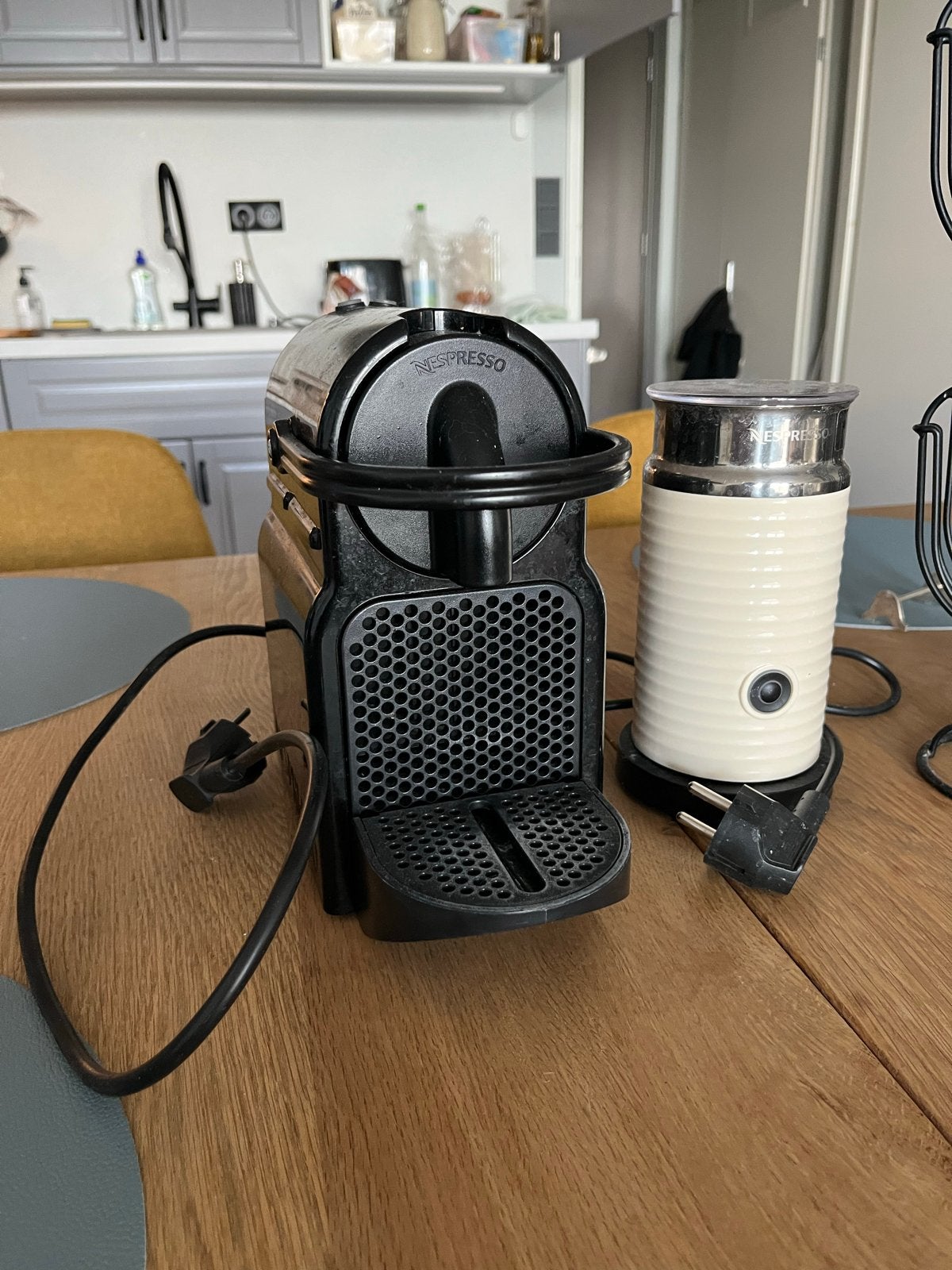 Nespresso koffiemachine met melkopschuimer en capsulehouder, Espresso apparaat, Ophalen of Verzenden, Zo goed als nieuw, 1 kopje