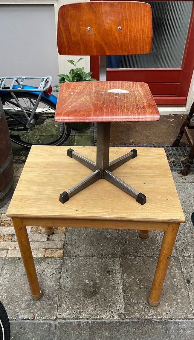 Gratis Schilte school tafel stoel en cars relax fauteuil, Ophalen, Gebruikt, Tafel(s) en Stoel(en)