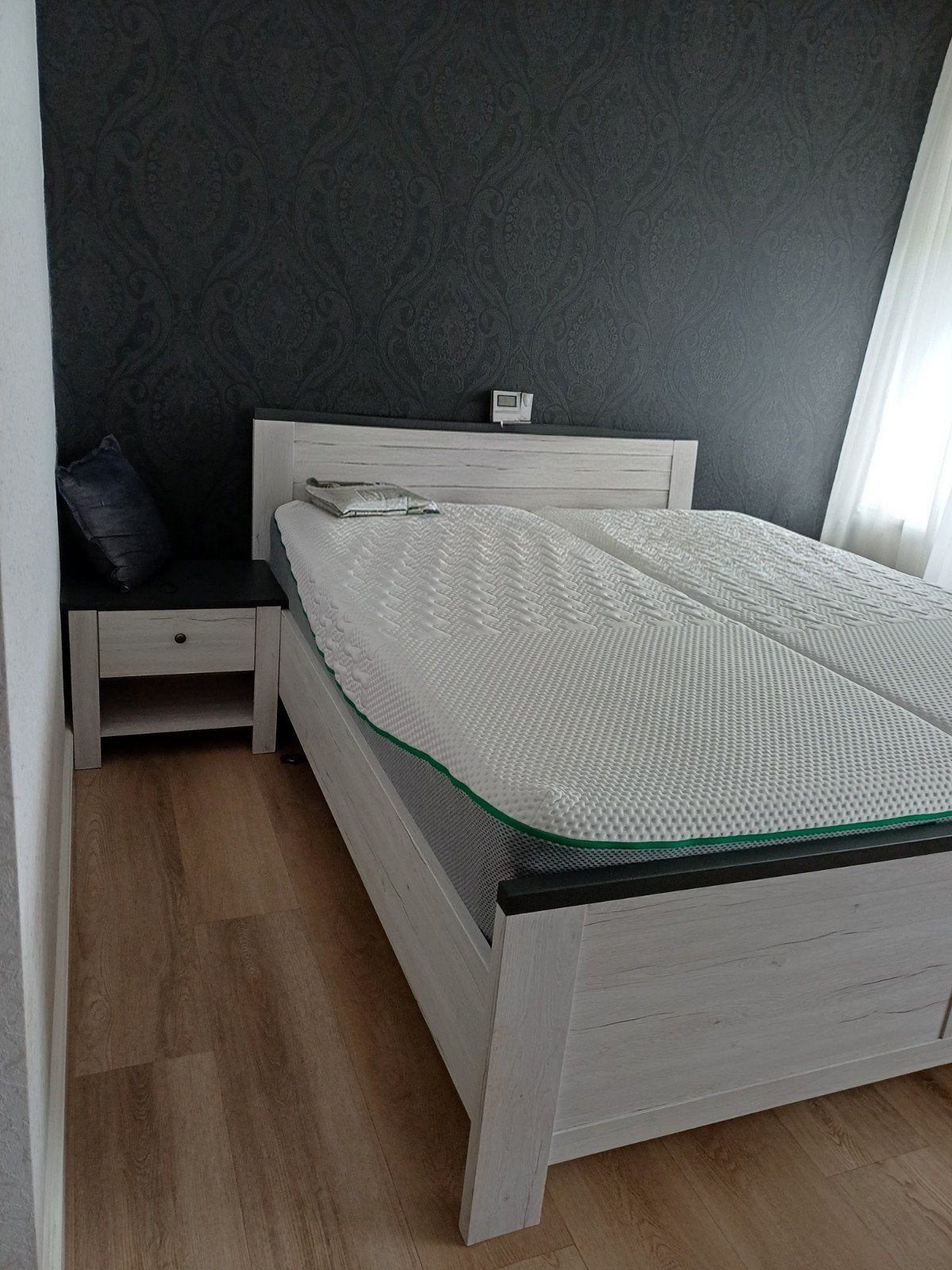 twee persoons bed met swiss sense matrassen 180x200, Huis en Inrichting, Slaapkamer | Bedden, Ophalen, Gebruikt, Tweepersoons