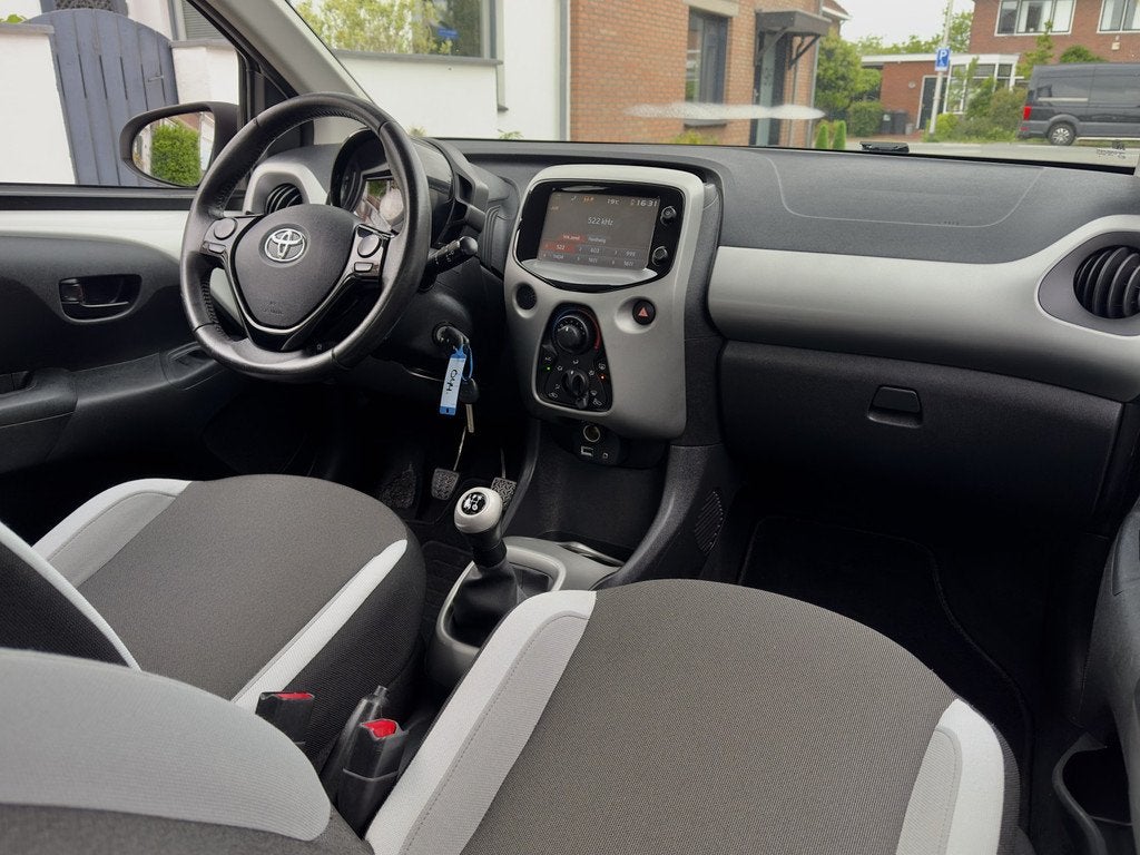 Toyota Aygo 1.0 VVT-i X-PLAY AIRCO CAMERA LED LMV (bj 2015), Voorwielaandrijving, Euro 5, Stof, Gebruikt