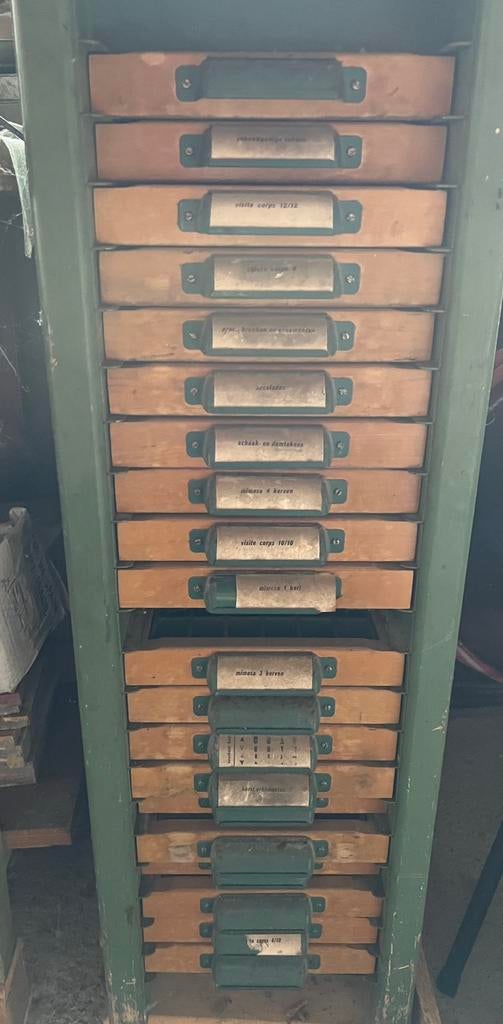 Oude letterkast uit drukkerij smal met loden letters, Ophalen