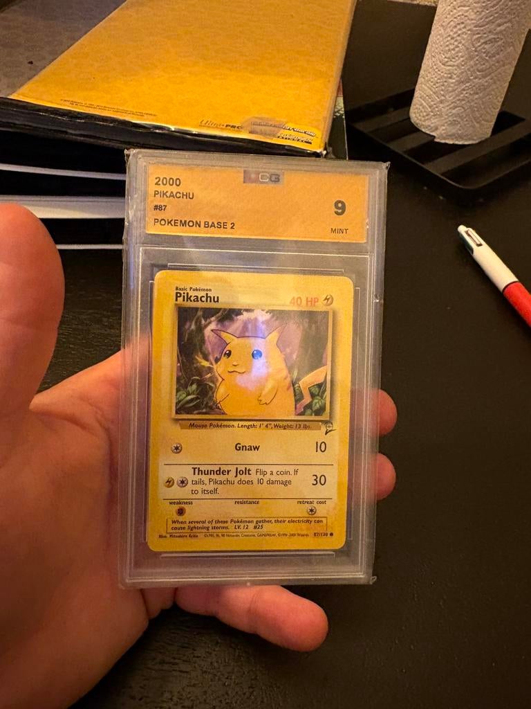 Pikachu second base grade 9, Ophalen of Verzenden, Zo goed als nieuw, Meerdere kaarten, Foil