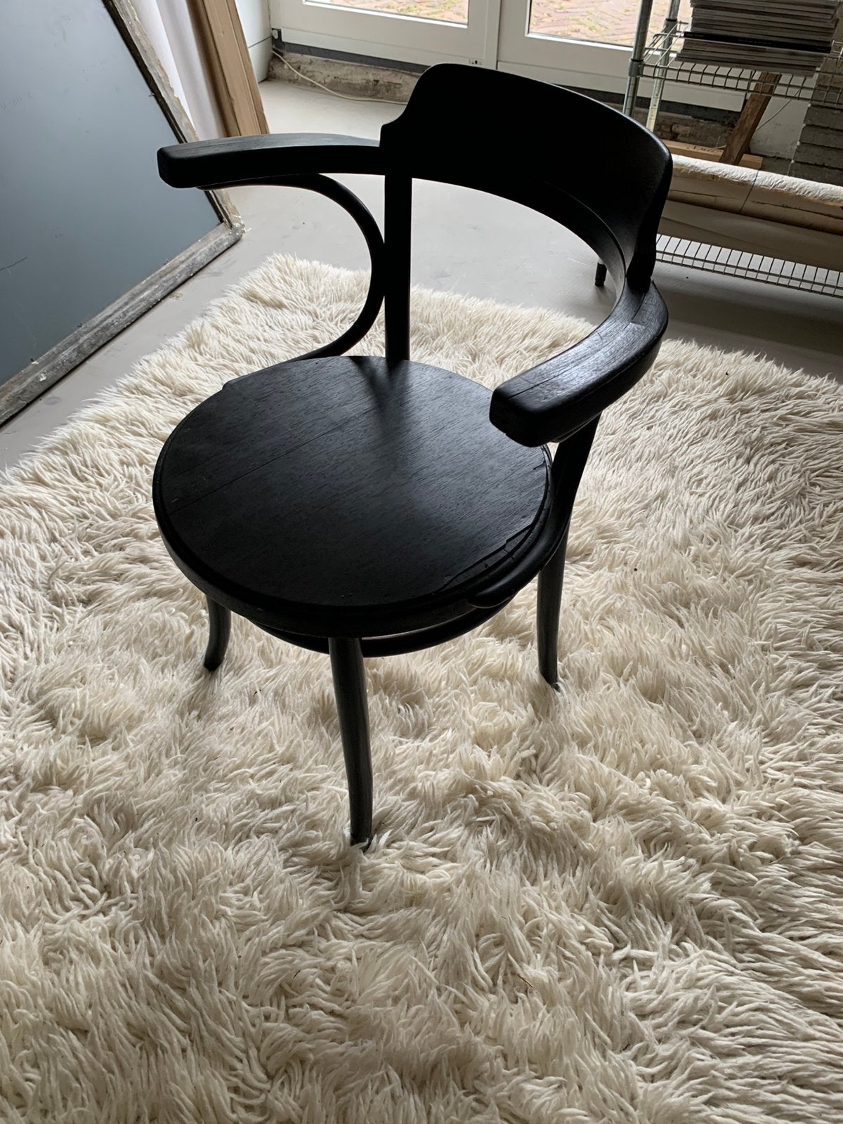 Thonet stoel met armleuning zwart, Ophalen, Zo goed als nieuw, Zwart, Eén