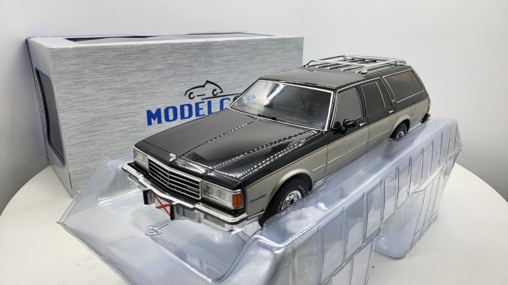 Chevrolet Caprice Estate Wagon zilver/grijs 1985 1:18, Overige merken, MCG, Auto, Nieuw