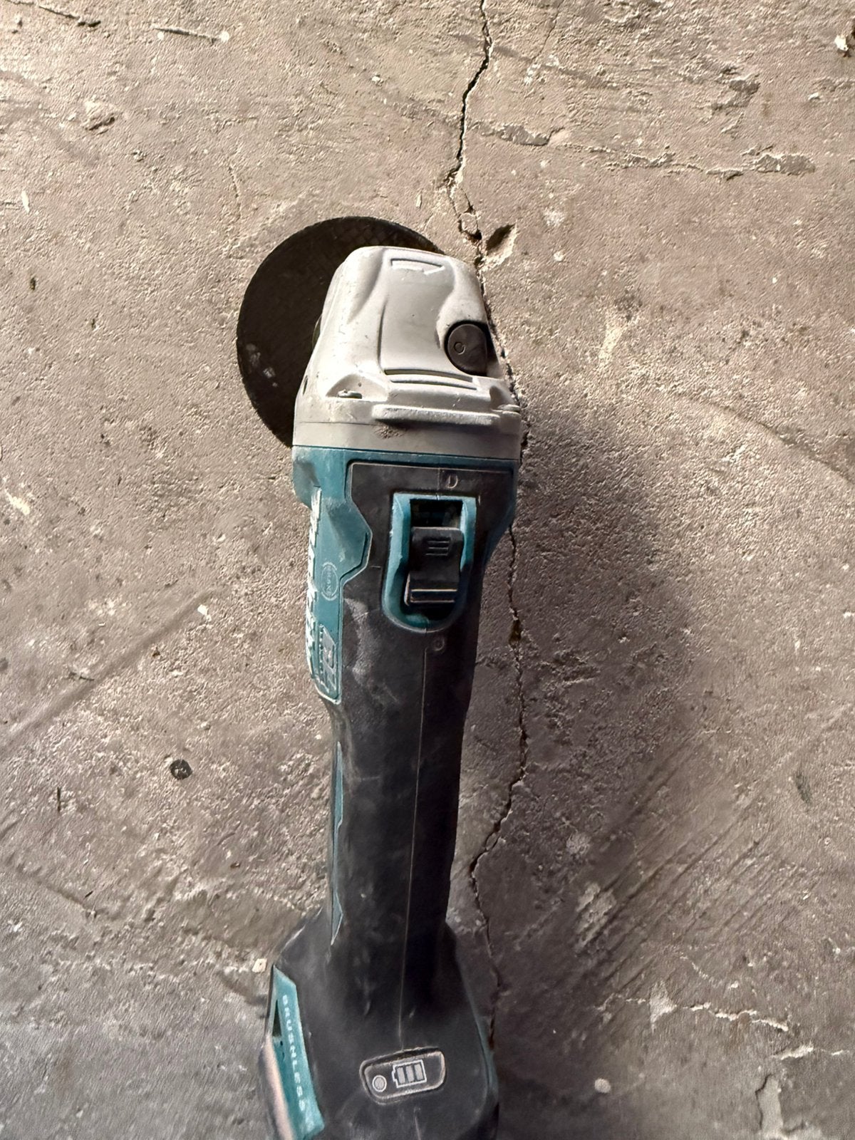 Te koop Makita accu slijptol body, Ophalen, Zo goed als nieuw, Minder dan 700 watt, Haakse handslijpmachine
