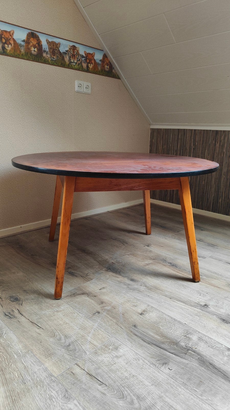 Vintage ronde salontafel met houten poten, Ophalen