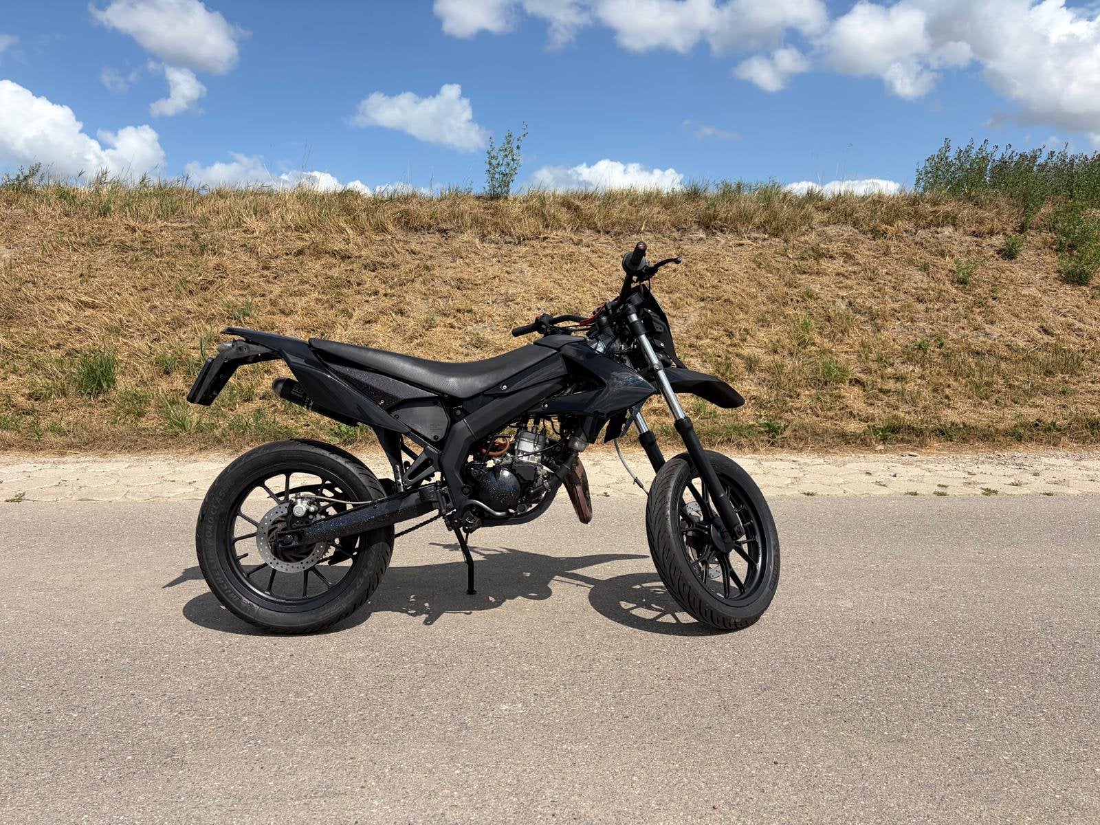 Derbi Senda 50cc, Fietsen en Brommers, Brommers | Derbi, Ophalen, 6 versnellingen, Maximaal 45 km/u, Zo goed als nieuw
