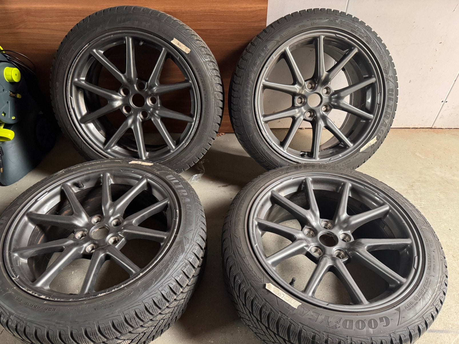 Tesla 18 inch aero velgen winterbanden (met wieldoppen), Auto-onderdelen, Ophalen, 18 inch, Banden en Velgen, Winterbanden