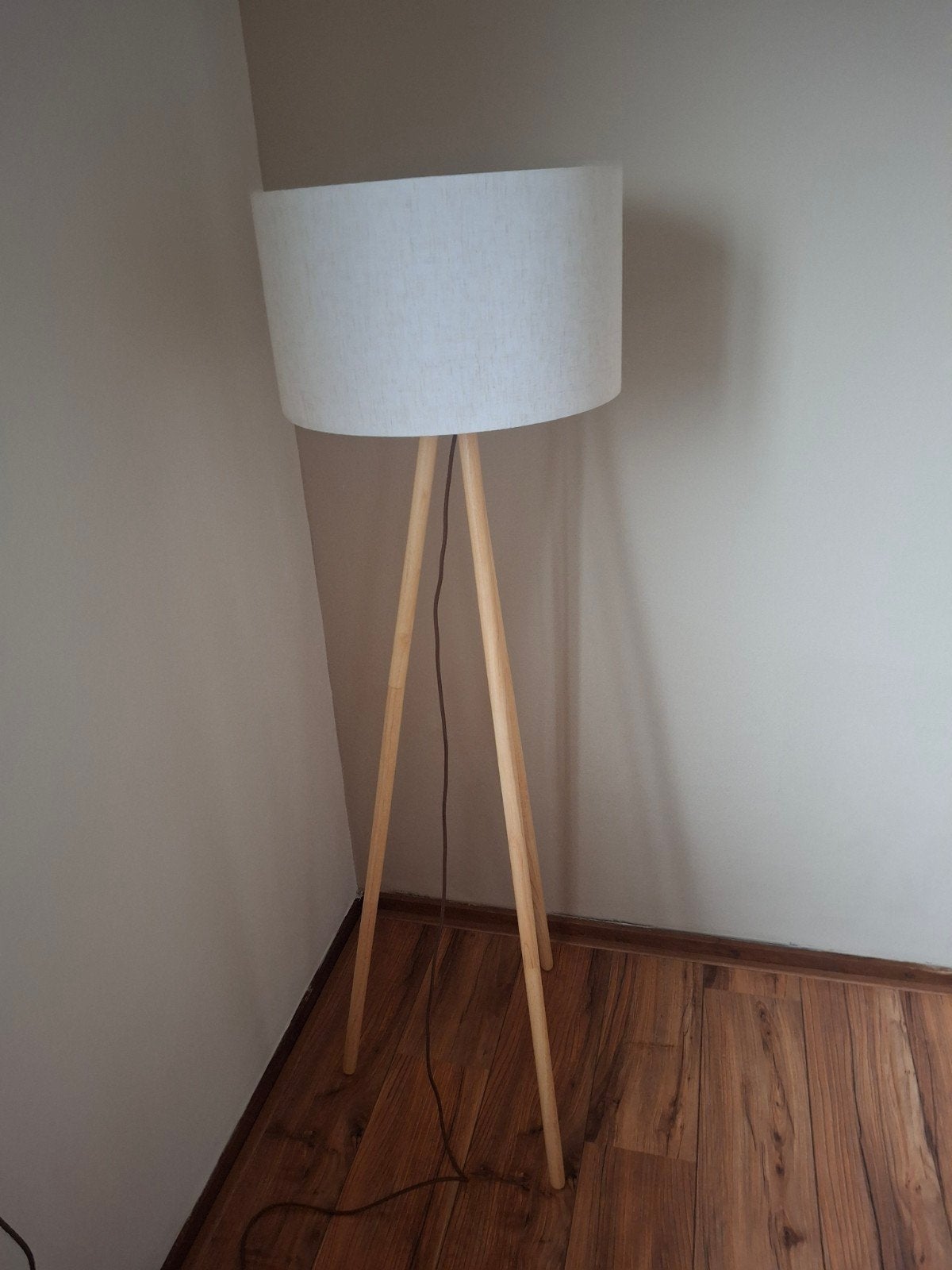 Moderne vloerlamp met stoffen kap en houten poten, Ophalen, Modern, Scandinavisch, E27 (groot), Zo goed als nieuw