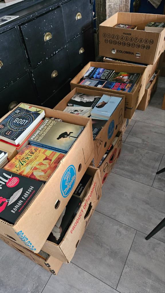 10 Bananendozen vol met boeken, Boeken, Ophalen, Zo goed als nieuw