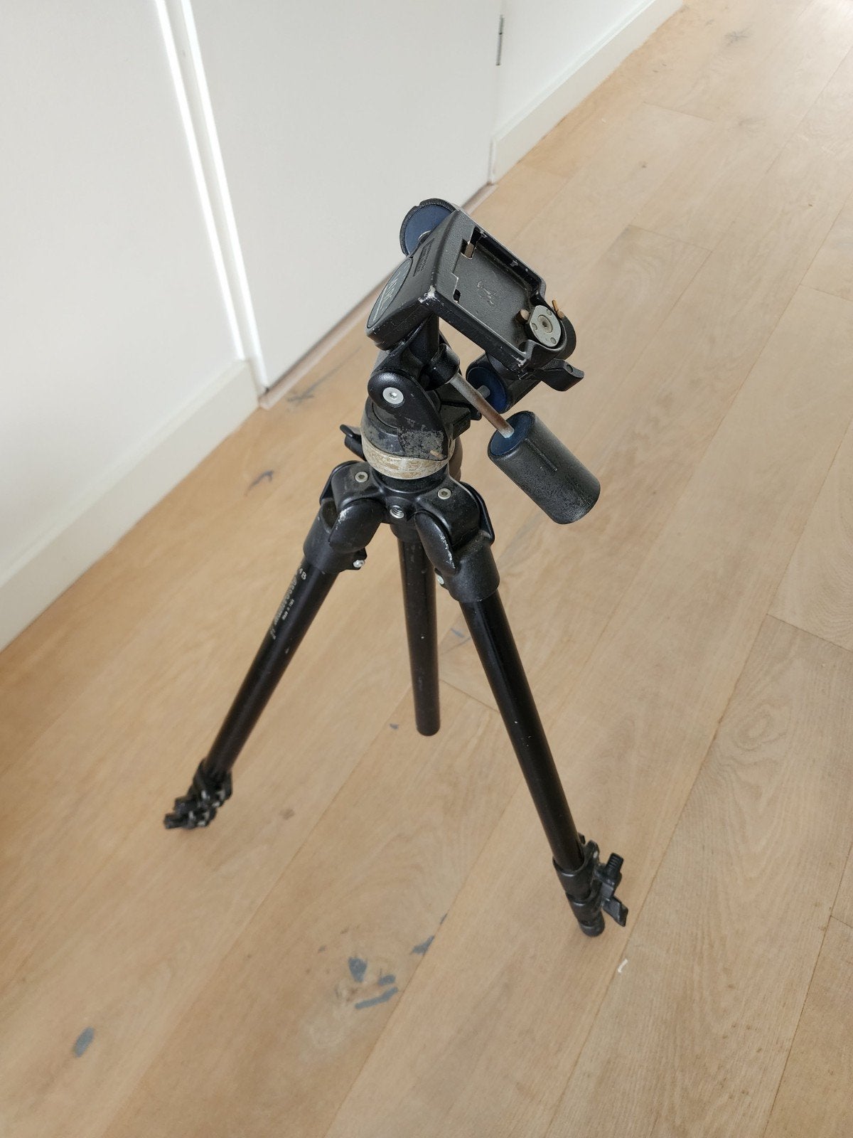 Manfrotto Statief 144B met 141RC Balhoofd, Audio, Tv en Foto, Fotografie | Statieven en Balhoofden, Gebruikt, Snelkoppelingsplaat