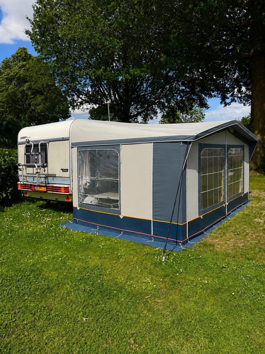 Hobby de Luxe 440 ('94): mover, voortent, luifel, fietsenrek, Particulier