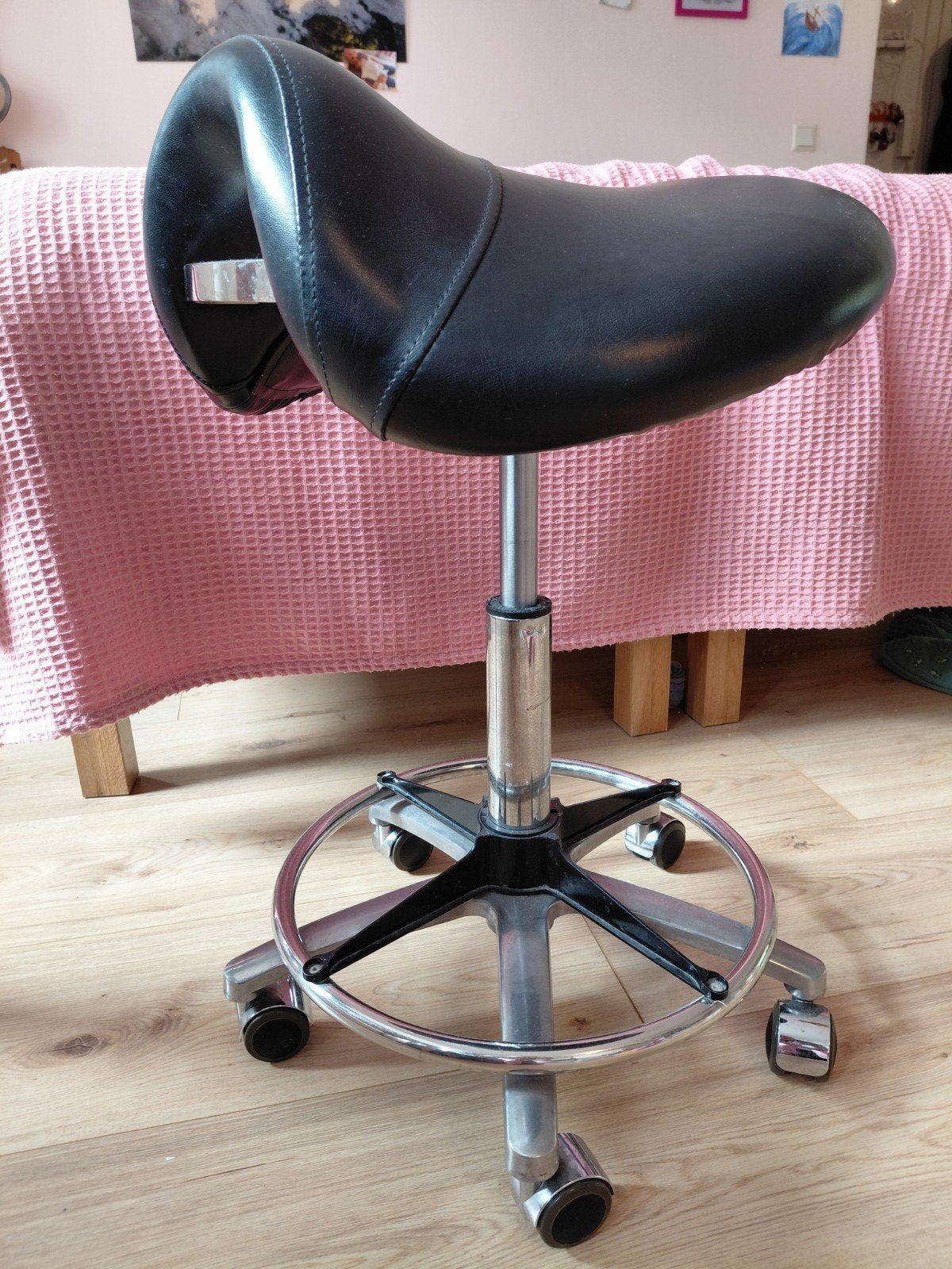 Stevige en praktische kapperskruk, ergonomisch zadel, Huis en Inrichting, Bureaustoelen, Gebruikt, Bureaukruk, Zwart, Ergonomisch
