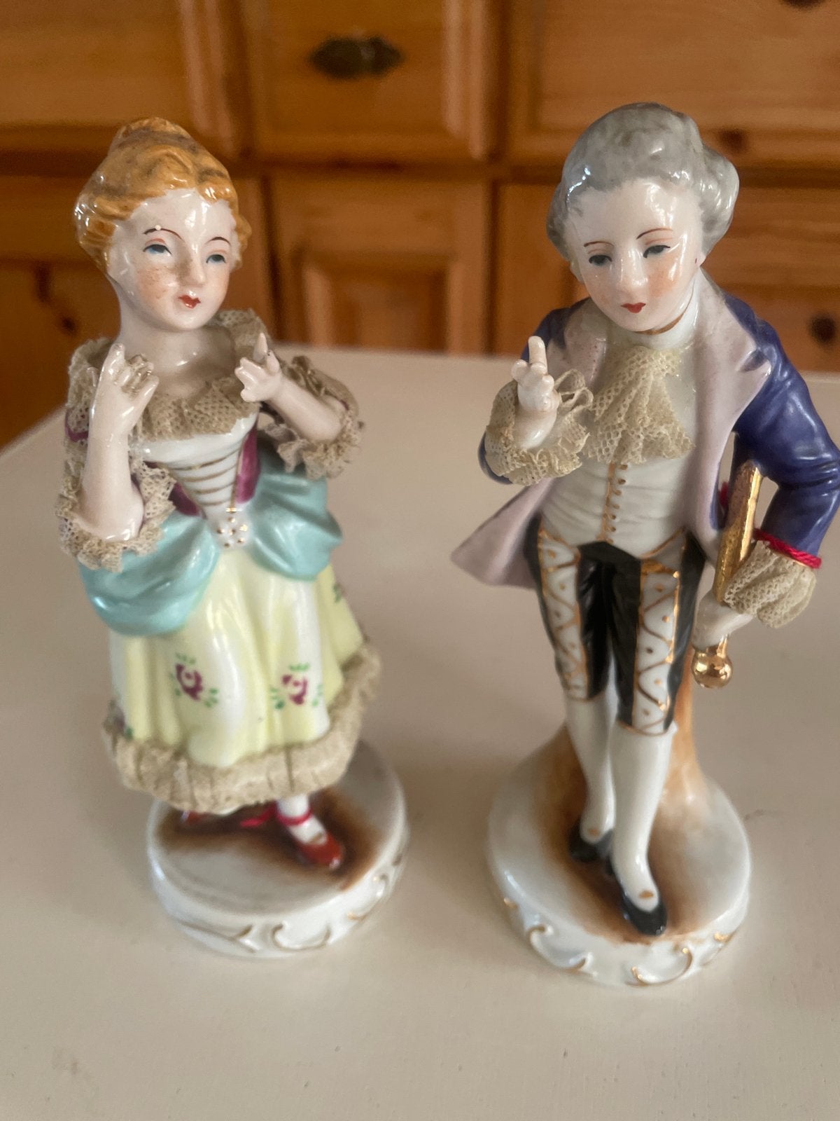 Set van 3 porseleinen beeldjes in Rococo stijl, Antiek en Kunst, Antiek | Keramiek en Aardewerk, Ophalen
